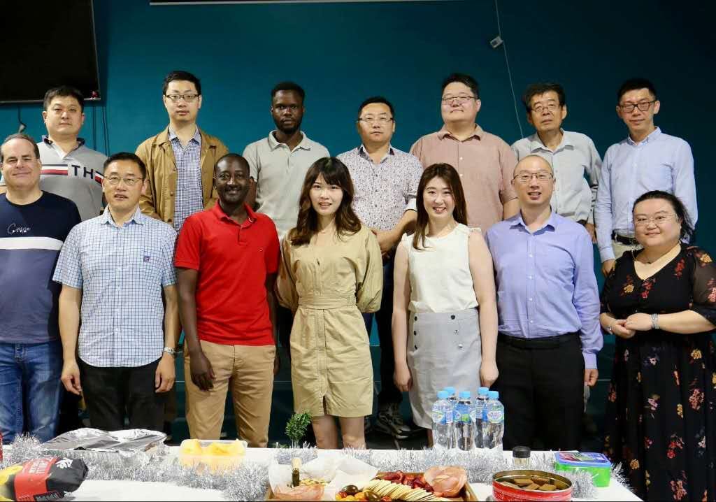 社区聚会上,嘉宾们在节日装饰前合影